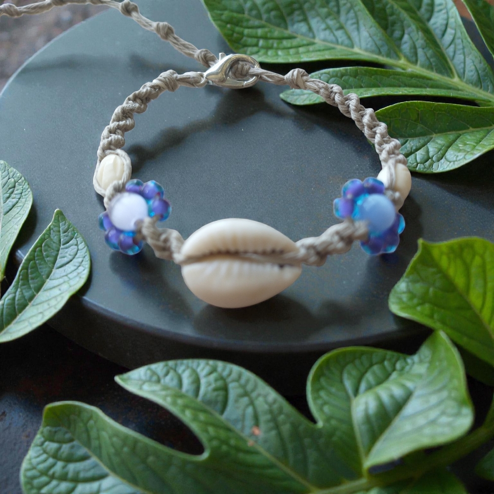 Elegant Shell and Bead Bracelet